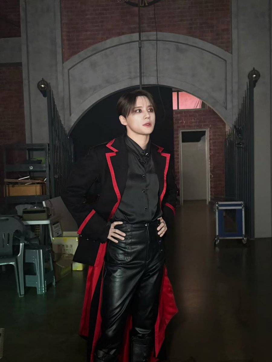 Kkorepo's tweet photo. #ジュンス、黒髪で新鮮なビジュアル…ミュージカル「ドラキュラ」の幕が上がった 
🔗https://t.co/ye4MyGqGGp https://t.co/swamooMzUG
