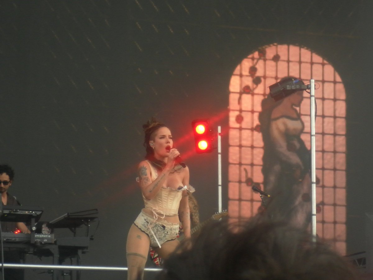 manicdust's tweet photo. i've only been halsey concert twice but i can't stop thinking about her after the concert every time.. her live versions of the songs are way better than the studio versions and i can't get over the effect she leaves on me 😭 she's literally the besttt https://t.co/14HpyMqlIf