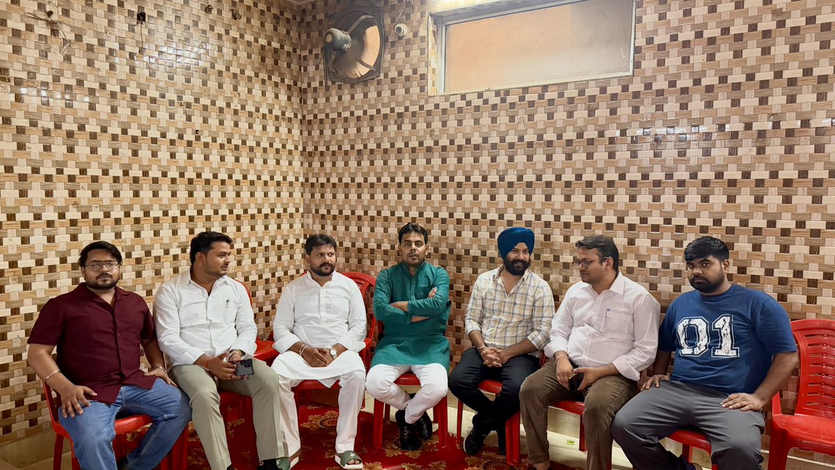 BjpVipsanjay's tweet photo. आज श्याम पार्क साहिबाबाद में निवासी श्री Rupesh Louhria जी के पूजनीय ताऊ जी स्वर्गीय चौधरी जयपाल सिंह जी के निधन उपरांत आयोजित शोक सभा में सम्मिलित होकर उनके छायाचित्र पर पुष्प अर्पित कर भावभीनी श्रद्धांजलि अर्पित की। https://t.co/rAIERwn9sF