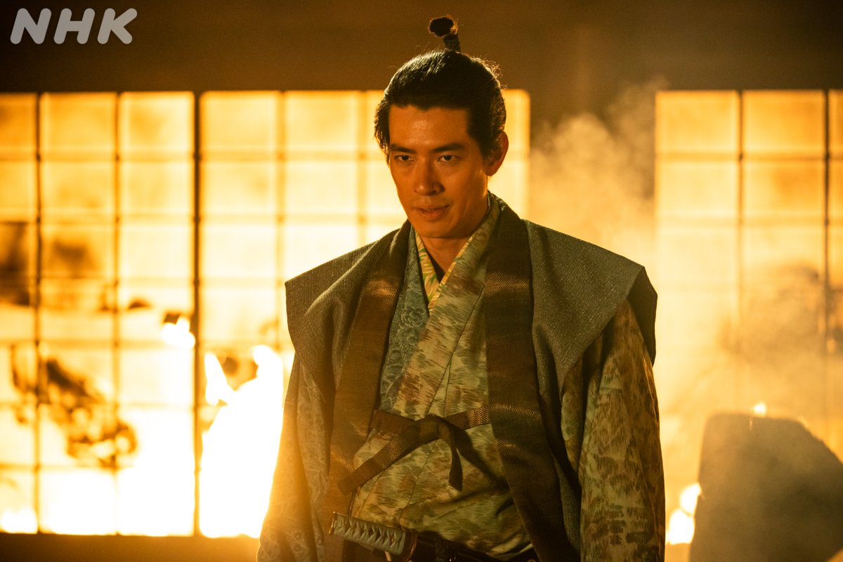nhk_toyotomi's tweet photo. 炎の中に現れたのは信長の───

第27回配信中🔗https://t.co/SPQjirS8yC

#豊臣兄弟 
#本能寺の変0712
緒形敦 中沢元紀 中島歩 小栗旬 https://t.co/F3eoUcQ9U6