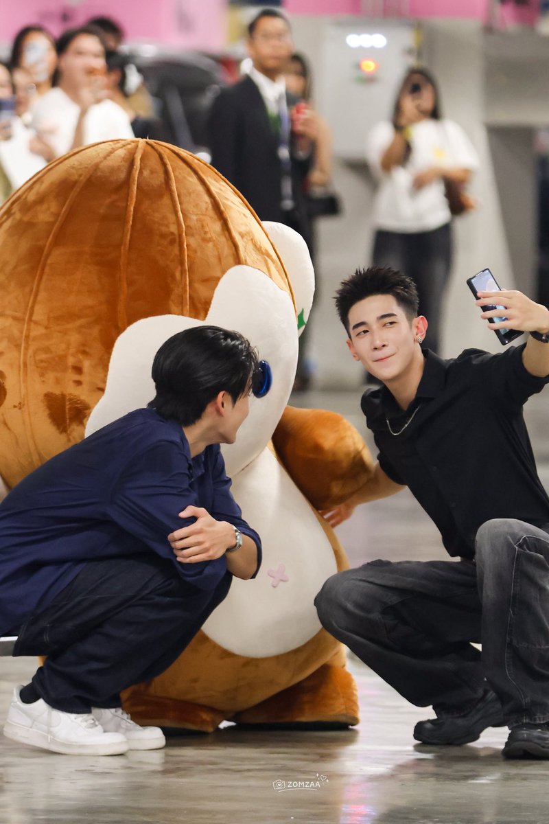 chakung's tweet photo. 📸🤏🏻 @almondsleepp @___progresss___  

AMPG FIRST MEET PONPON

#YBOOKFAIR11xAlmondProgress 
#Almondbabybigboy #ProgressPassawish 
#AlmondProgress
#PONPON
#PSPW #ด้อมภภ https://t.co/ayOeVs3hHF