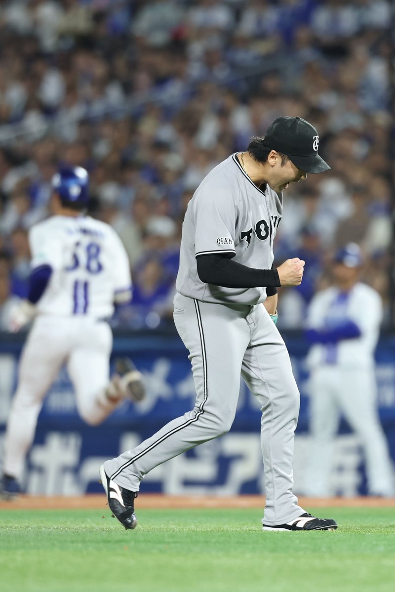 TokyoGiants's tweet photo. 【八回裏】巨人 4-3 DeNA

3番手で #船迫大雅 投手が登板、三者凡退に抑える！ https://t.co/tcik5PMeNj