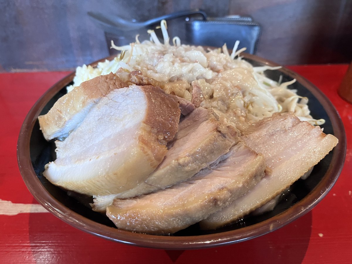 Ne22i's tweet photo. ラーメン二郎会津若松駅前店
大麺ﾏｼ豚ﾏｼYsNsAmm

女性の助手さんに「足りなくないですか？」と心配されながらの着丼。

ヤサイ少なめだからかしょっぱめの一杯！とにかく豚が旨くて、豚ﾏｼ食券もう１枚買えば良かったなぁ。

実は2026年直系26杯目でした！ごちです！ https://t.co/G8u1t2kWCU