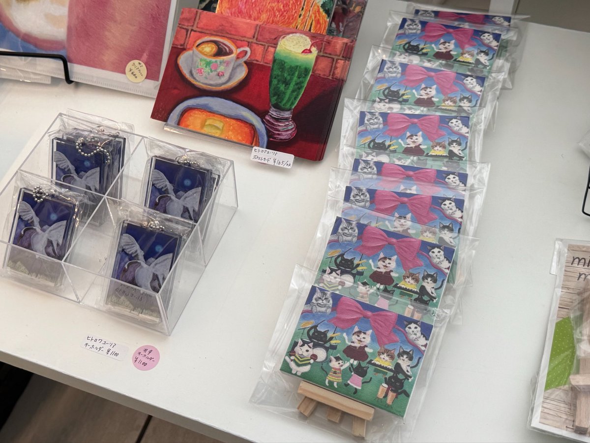 hotaru_0930's tweet photo. 【企画展】『どうぶつコレクション展』最終日でした！！
足を運んでくださった皆様ありがとうございました🐱🐾
お手紙も嬉しかったです✨

ミニキャンバスはSNSからのお申し込み分と会場販売でちょうど完売となりました👏
お迎えしてくださった皆さん
ありがとうございました😊💕
いよいよこの絵は、お母さんにプレゼントします🎁
実家の玄関に飾られる予定だよ🎶