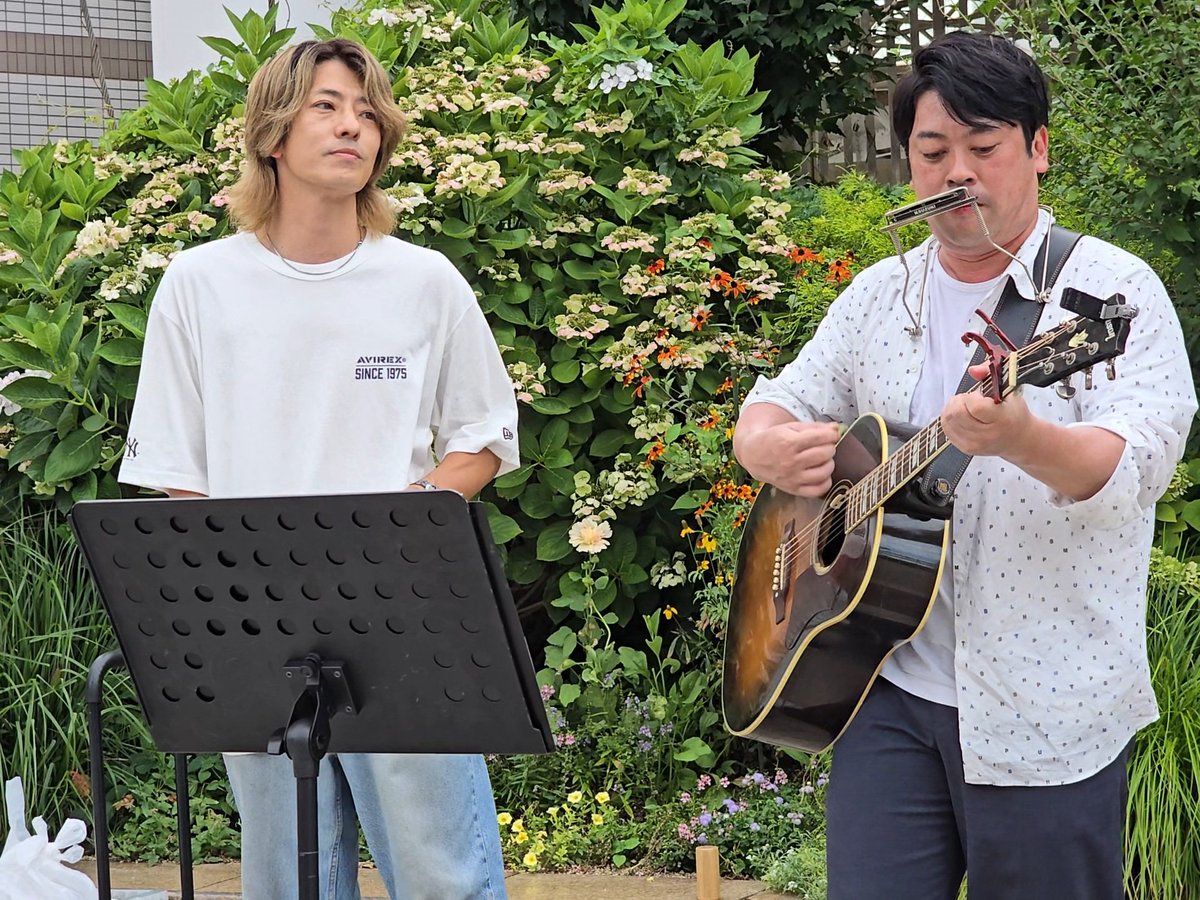 chick2224's tweet photo. 7/11 #にこいち 新長田駅前ストリート🎵
先週の☔中止と平日仕事ですごく空いた気がした、やっぱりにこいち好きーって思う🥰
生音ライブ、初めての方結構立ち止まって聞いてた感じするなぁ‼
途中見つめてるのホント微笑ましい😆
ちょうど1ヶ月前の711なのでチケット引換え🎟✨8/11周年楽しみーーー❤ https://t.co/FxPVlFYVZi