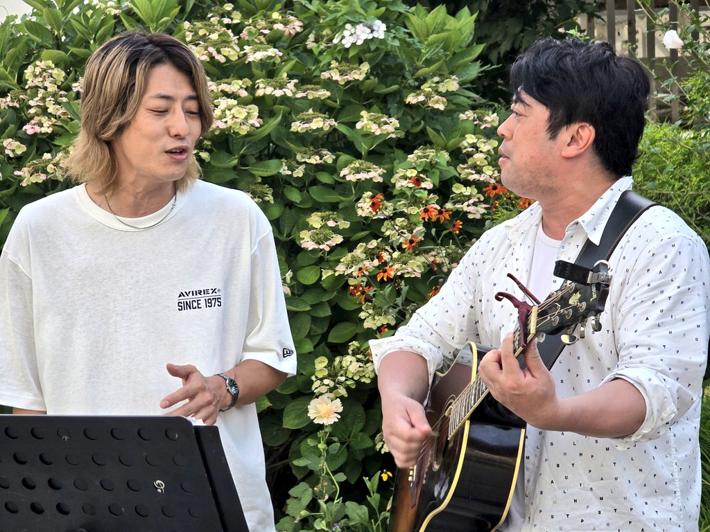 chick2224's tweet photo. 7/11 #にこいち 新長田駅前ストリート🎵
先週の☔中止と平日仕事ですごく空いた気がした、やっぱりにこいち好きーって思う🥰
生音ライブ、初めての方結構立ち止まって聞いてた感じするなぁ‼
途中見つめてるのホント微笑ましい😆
ちょうど1ヶ月前の711なのでチケット引換え🎟✨8/11周年楽しみーーー❤ https://t.co/FxPVlFYVZi