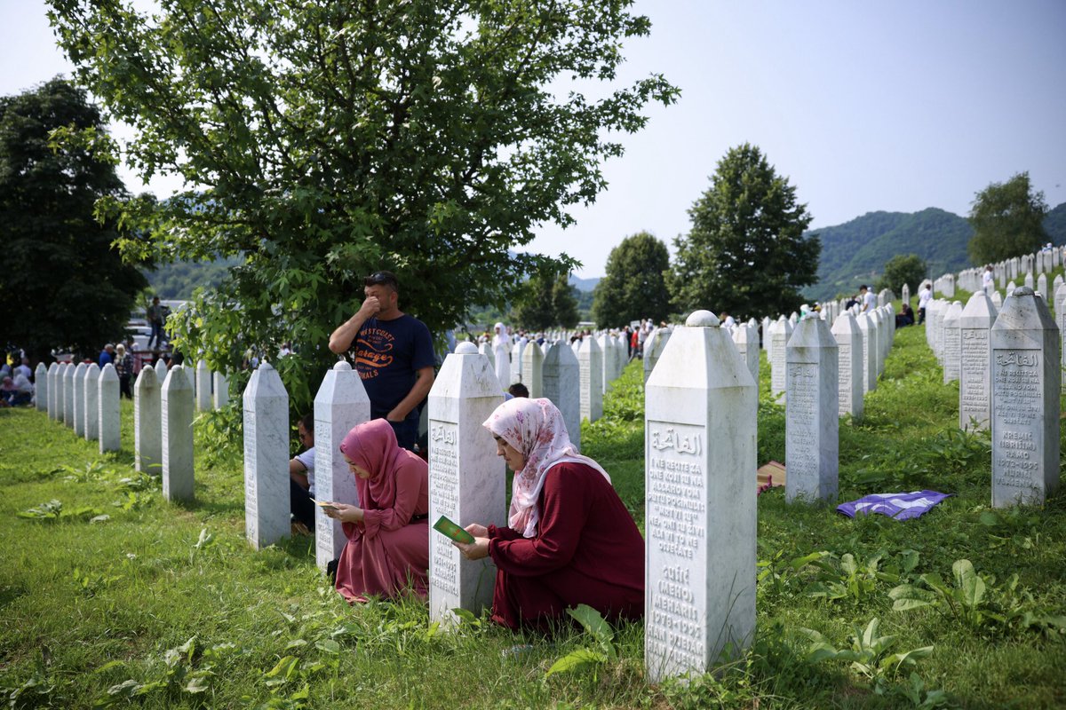 haluk's tweet photo. 🇧🇦 Srebrenitsa...

Avrupa’da II. Dünya Savaşı’ndan sonra hukuken tescillenen ilk soykırım ve en büyük toplu insan kıyımı.

​Hafızayı diri tutmak insani borcumuzdur.

​Toplu mezarları ele veren mavi kelebeklerin izinde, Bilge Kral Aliya İzzetbegoviç’in tarihi sözleri hep hafızamızda: 

"Her ne yaparsanız yapın, soykırımı unutmayın. Çünkü unutulan soykırım tekrarlanır." 🦋
