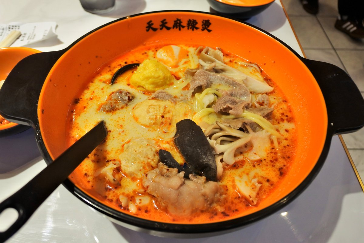 hidekicyberjack's tweet photo. 今話題の麻辣湯麵を食べに行きました。[美味しくいただけましたが、客層10～20代女子率高く!? 私のようなジジイにとっては肩身が狭い(笑)]　まったり味のベースの出汁に辛味を指定するのですが、私は1辛で充分でした。具材の量り売りでリーズナブルな価格で美味しく若者に人気があるのも納得しました。 https://t.co/EYlueAEWEp