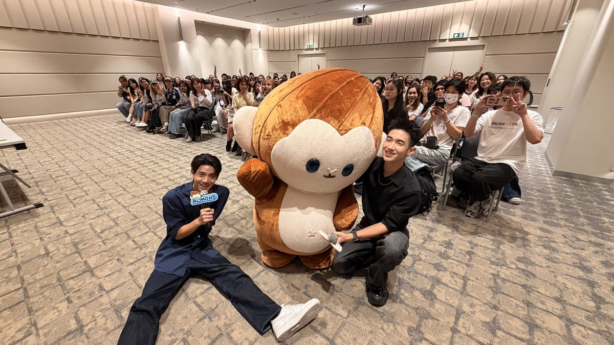 GmmtvShop's tweet photo. ขอบคุณทุกคนที่มาร่วมกิจกรรม Fan Sign ของ แอลม่อน-โปรเกรส ในงาน Y BOOK FAIR 11 วันนี้นะครับ แล้วมาหากันอีกน้า

@almondsleepp @___progresss___

#YBOOKFAIR11xAlmondProgress
#GMMTV https://t.co/jTqKyPg57i