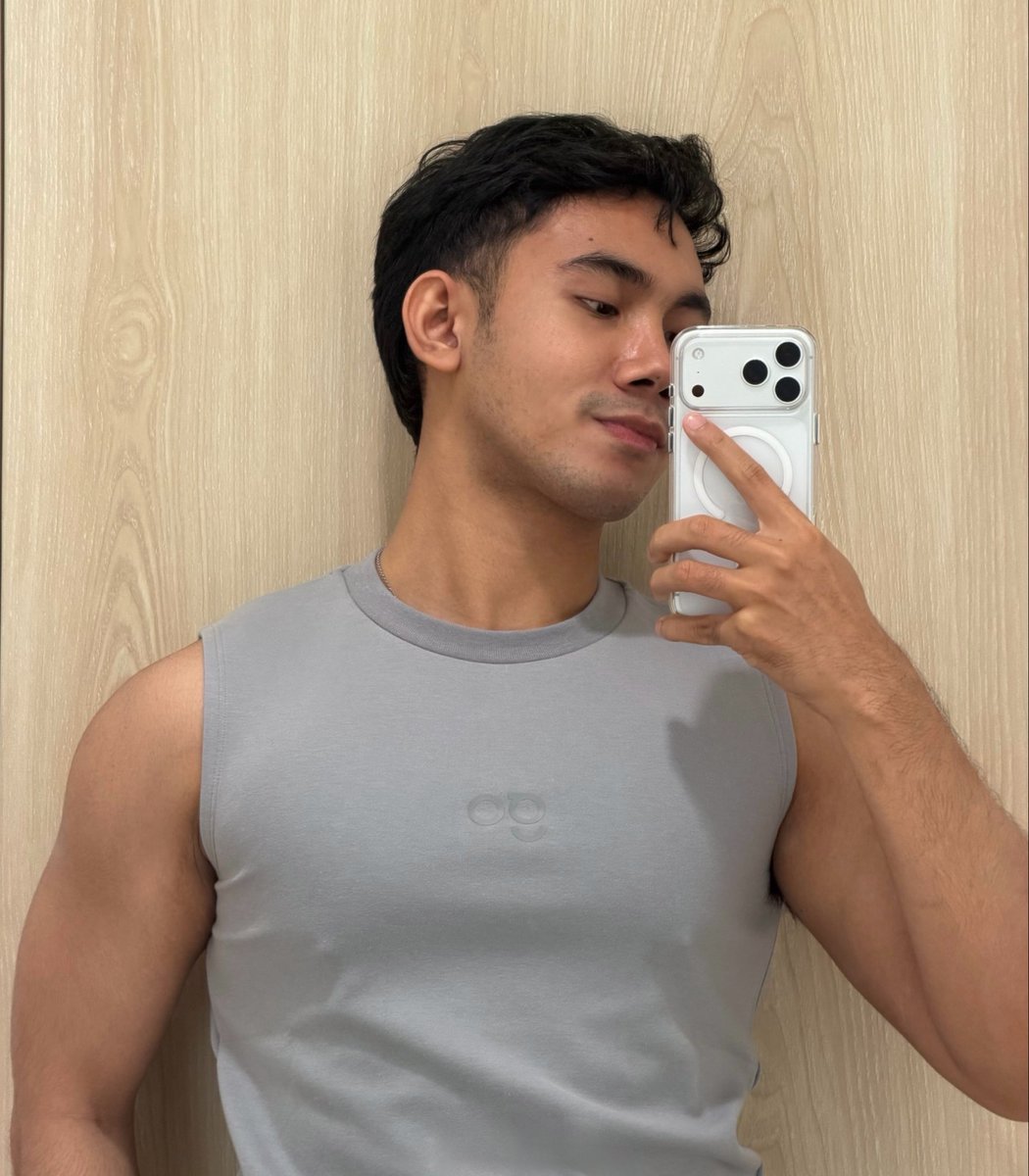 thunderthieff's tweet photo. drop ur best fitting room photo! https://t.co/54HCGSNfJs