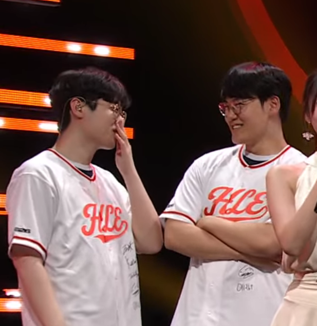 gumayusing's tweet photo. i am so proud of you my boys, my favorites whether it was red or orange 🥹 https://t.co/h6yam10ID8