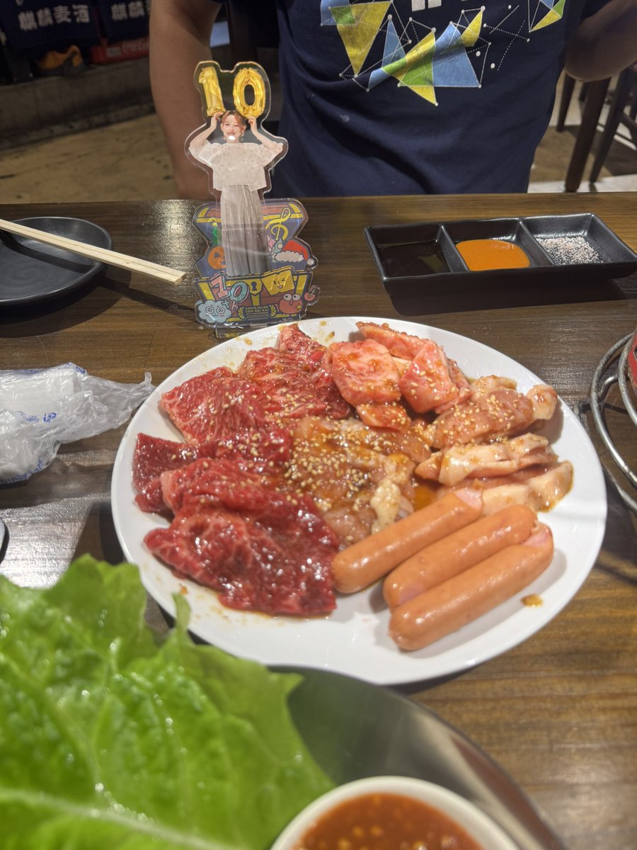 F15eagle007's tweet photo. 南ちゃんお誕生日おめでとう🎁🎊🎂🎉

南ちゃんバースデーイベントで焼肉ネタが出てから、南ちゃん同い年として打ち上げがてら焼肉へ行って来たが、カルビ、上カルビまではサンチュ🥬なしで良かったが中落ちカルビはサンチュ🥬ありでも貫通して来て胃がやられました……。

まだ南ちゃん42歳に追いついてないけど確かに中落ちカルビは無理でした。最後は中和する為にサラダ🥗を食べてました。

#南條愛乃
#ごきんじょるの町内会2026