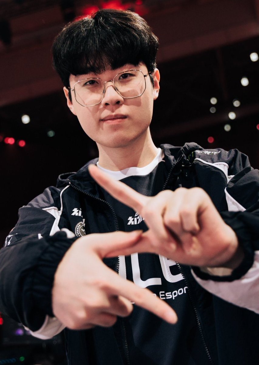 ChrisUniverse1's tweet photo. The best TOPLANER ever, literally no debate at all. 

2 worlds
1 MSI
1 LCK Cup
1 first stand
1 gold medal
1 EWC
Worlds Finals MVP
MSI Finals MVP
LCK Cup Finals MVP
3x top of the year
3 first all pro team
1 second all pro team
2 third all pro team

Generational Player 🤯 https://t.co/mhyEBc2spQ