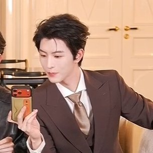 chopchopmad's tweet photo. qiu dingjie's hairstylist is a bitch. it's just qiuqiu's face card saving his entire look https://t.co/e6Z99zeohQ