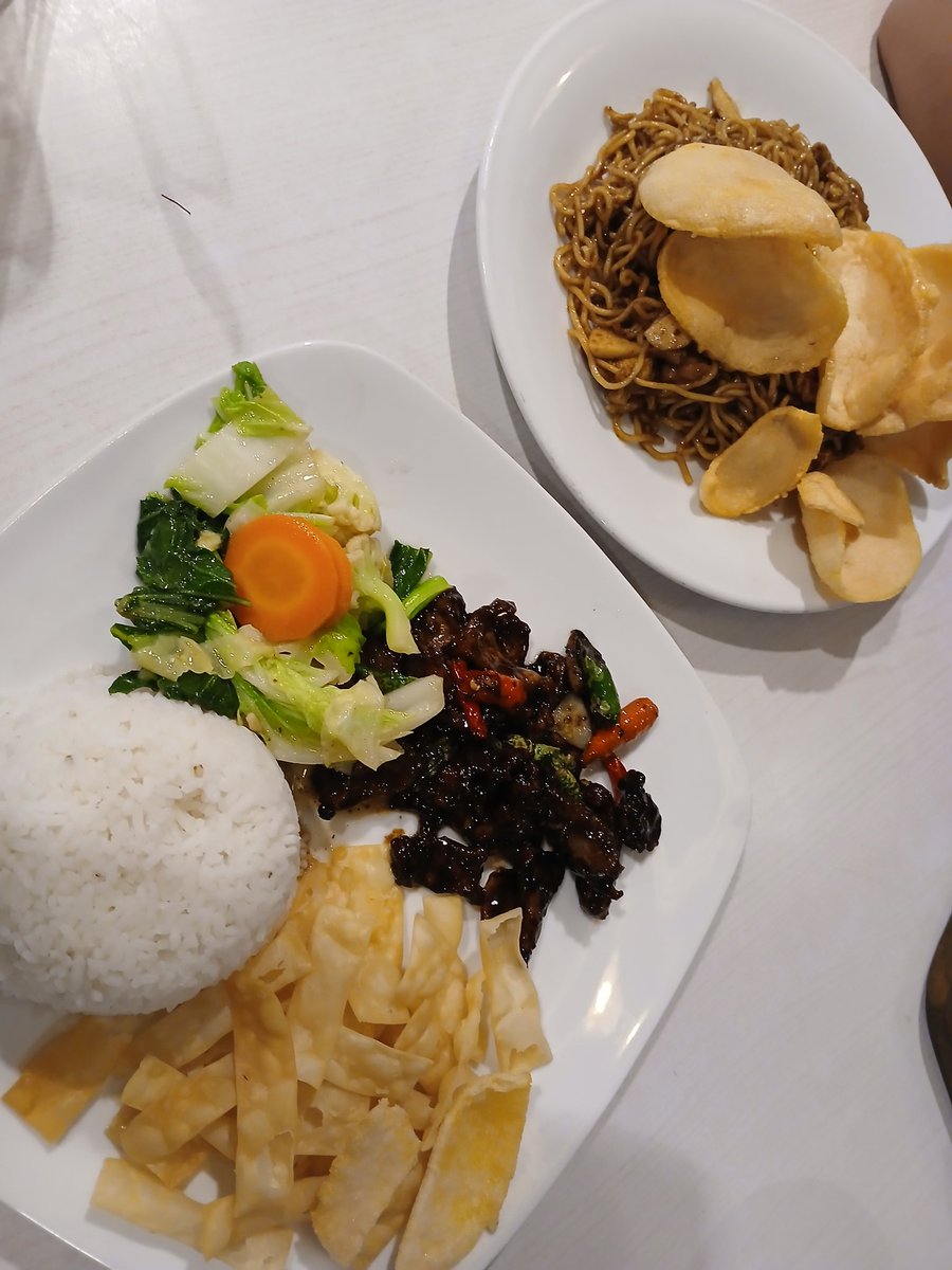 Wdycaal's tweet photo. Makan malam dululah semua. Nanti kita lanjut fb2 lagi, sekarang lagi kena limit 🤭 https://t.co/wqy0QTKqVw