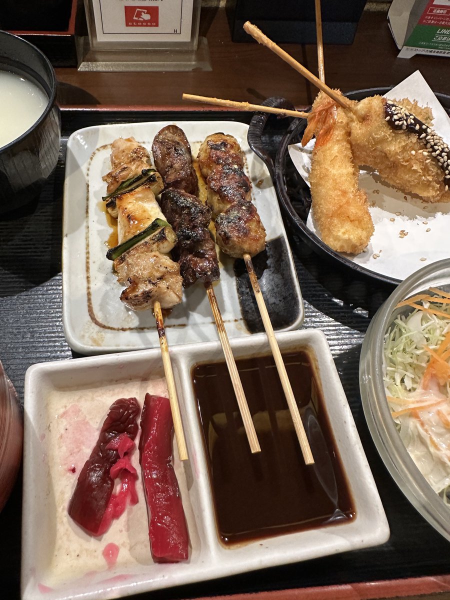 dach130000RT's tweet photo. ホワイティ梅田をぶらーり歩き    今夜のお疲れ飯は
【焼き鳥と串カツ】
ここのソースが美味い😋️
追加で頼んだレンコンの
挟みあげもグーッドでした
最近、外食ばっかりだな🤔️ https://t.co/MhHkEWC9ar