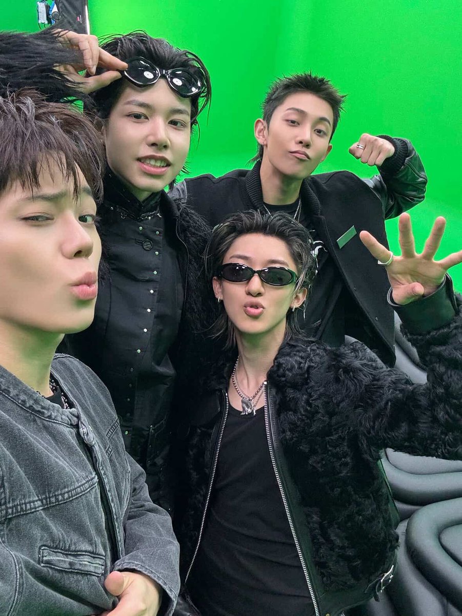 terjemahinRYUL's tweet photo. 251118 💬 It’s LNGSHOT4SHO!🔥

Halo ini Kim Ryul😎 Udah nonton Scenedump episode terakhir kah?? Sedih sih.. Walau terakhir tapi kami masih banyak stok konten yang seru jadi mohon ditunggu ya🫡🫡🫡🫡🫡 Semoga hari itu bakal datang cepet, to be continued…

#률 #RYUL #롱샷 #LNGSHOT https://t.co/nEZeWxy9Tx