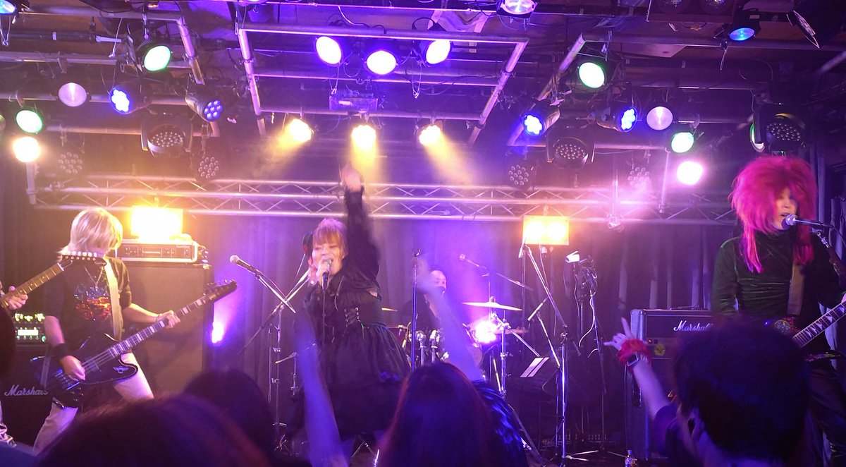 chankoro_p's tweet photo. ゴスゆーちゃん可愛い〜〜！！😍最後の2曲は分かりました✌️かっこi……ぇ…

下手ギターさん髪型どういうこと…？ https://t.co/NcKy6AldgZ
