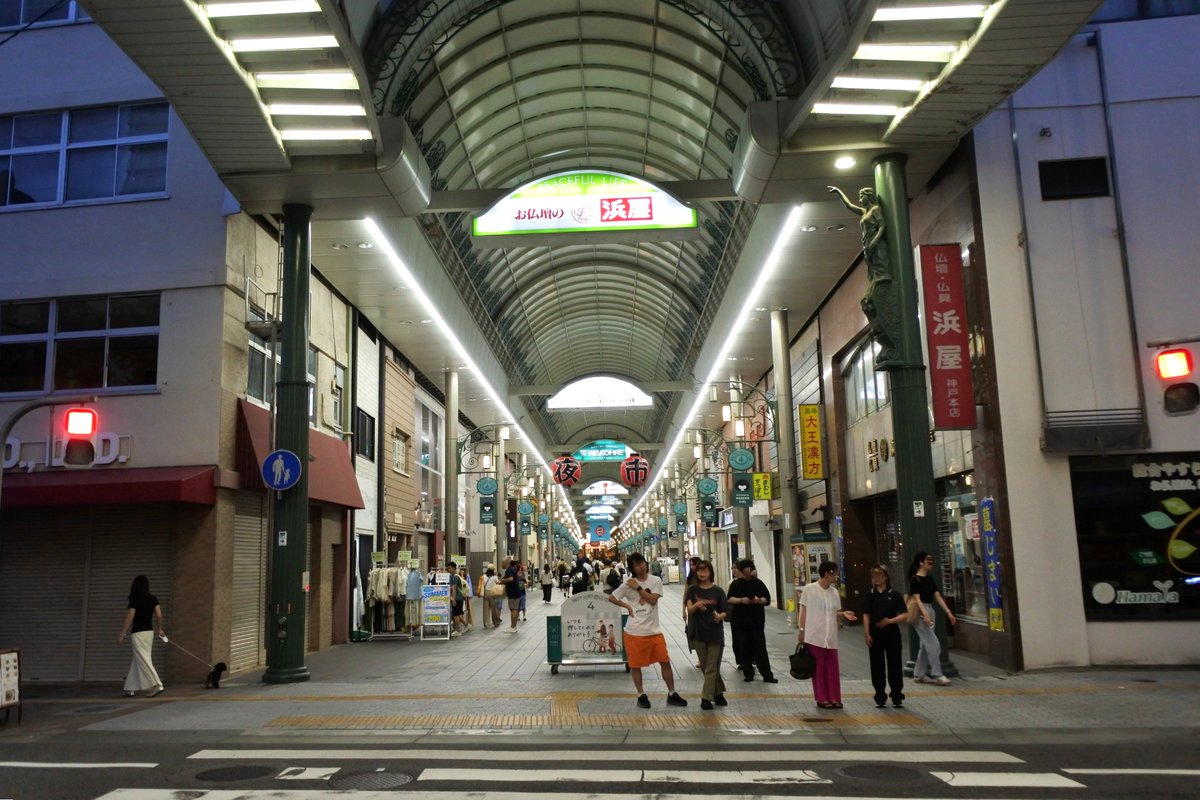 hidekicyberjack's tweet photo. 黄昏の街をもとぶら※元町ぶらぶらで神戸駅まで散歩です。色々な食材を探して歩くのが最近の楽しみです♪
梅雨時は外出を控えていたのですが、今年は早い梅雨明けで急に夏ですね～🌞✨ https://t.co/LBmiwSEB5J