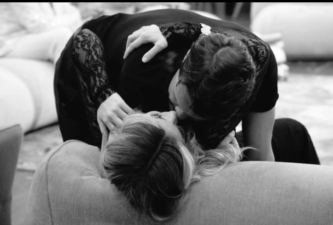 Claudia87cv's tweet photo. “Dove finisce il cielo,
ci sono anche i miei sbagli e quelle insicurezze che sapevi curarmi!” 

“.. in mezzo a tutta questa gente,non mi fotte niente!
io ci credo ancora che tu sia presente!” 
Lucia 🥹🩵
#relu https://t.co/ebu9mw58Oz
