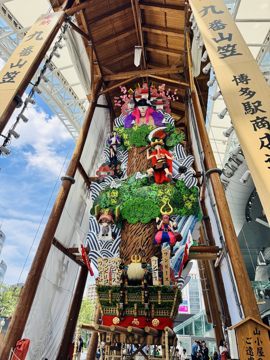 emi_emi0328's tweet photo. お昼に博多駅行ったので、山笠見とこう〜とフラッと寄ったらスケッチ大会？に娘が参加したがって描き出したはいいけど、めちゃくちゃ暑かった💦
１時間程かけて描きあげたけど暑すぎて暑すぎてその後2軒カフェに行き、涼んで帰った。
年々暑さに弱くなってきた気がする。。。 https://t.co/FobEnGZ5Qb