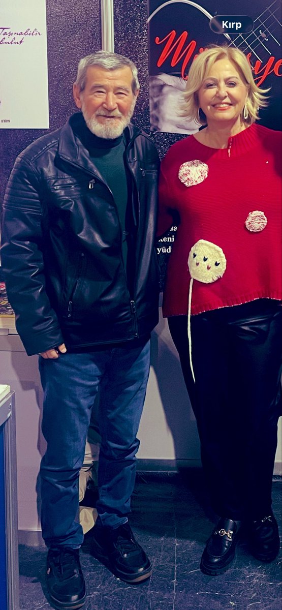 esenol's tweet photo. Dolu dolu gülüyorum…
Kocaman bir ozanlayım
Kocaman denilmesine kızıyordu, abartılı buluyordu
İçinden şiir fışkıran ozan diyelim o vakit

“Kapını her çalan gelen değildir
Uzak bir rüzgardır, belki bir anı
...
Belki yine gelirim, sesime ses veren olursa"
Ahmet Telli
8 Aralık 2024, Diyarbakır Kitap Fuarı