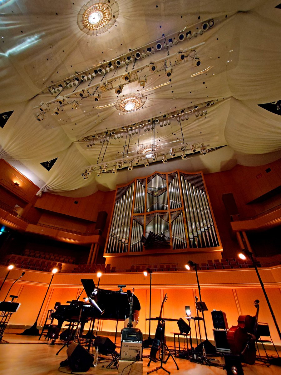 ToMo_Bi_'s tweet photo. 本日は「#原田知世 Acoustic Ensemble Tour 2026」愛知県芸術劇場コンサートホールでした。
今回は最前列だったので、初っ端から目が合ったと言うより見つめられた（睨まれた!?🤣） 3秒位。
ビビッた（笑）

最後は目の前まで来てご挨拶。
お辞儀でお返ししました！
それと代表で花贈呈で話も出来た！ https://t.co/8StMnkkUA3