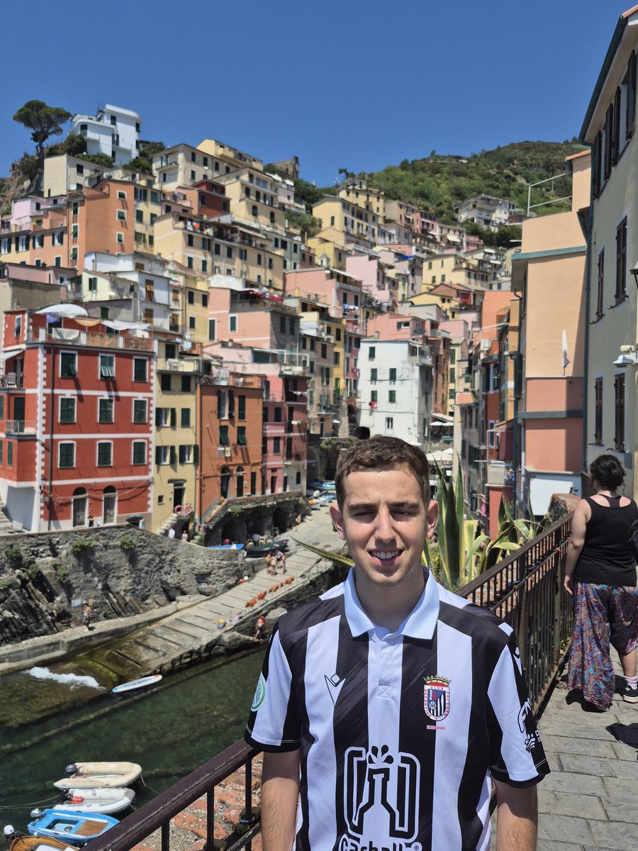 Josemapadi1P's tweet photo. DESDE CINQUE TERRE (ITALIA) AUPA CD BADAJOZ!! https://t.co/tzinhOvQC6