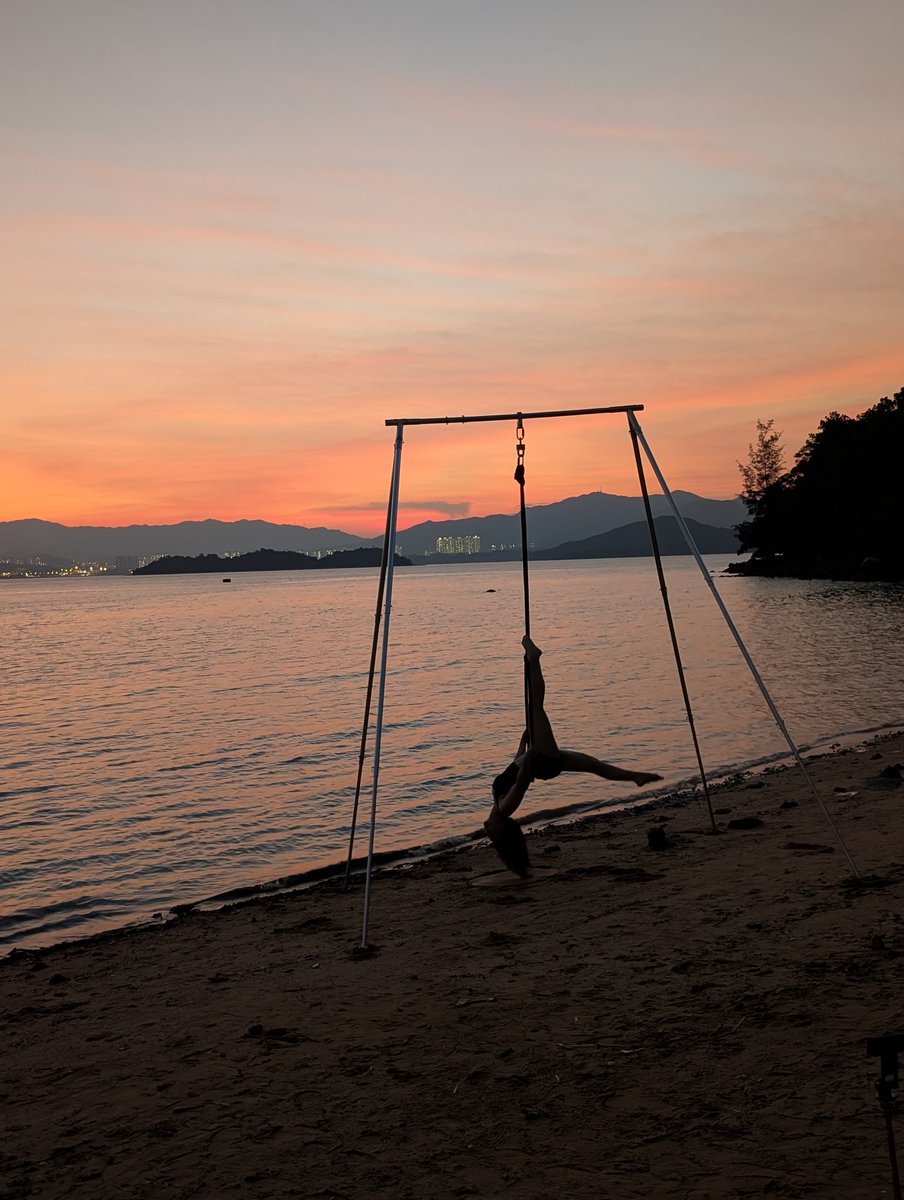 HaniZheng's tweet photo. 受台風外圍環流影響,今日酷熱但夕陽極美,窗口拍了两張就去附近的沙灘上轉轉,正巧有人在玩,悄悄拍了幾張余晖下的靚影😀 https://t.co/ZG1BN9v7NJ