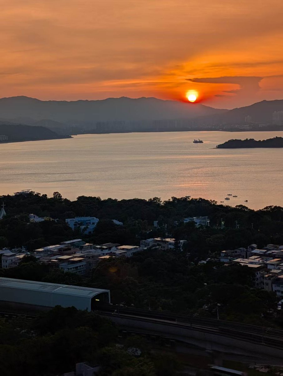 HaniZheng's tweet photo. 受台風外圍環流影響,今日酷熱但夕陽極美,窗口拍了两張就去附近的沙灘上轉轉,正巧有人在玩,悄悄拍了幾張余晖下的靚影😀 https://t.co/ZG1BN9v7NJ