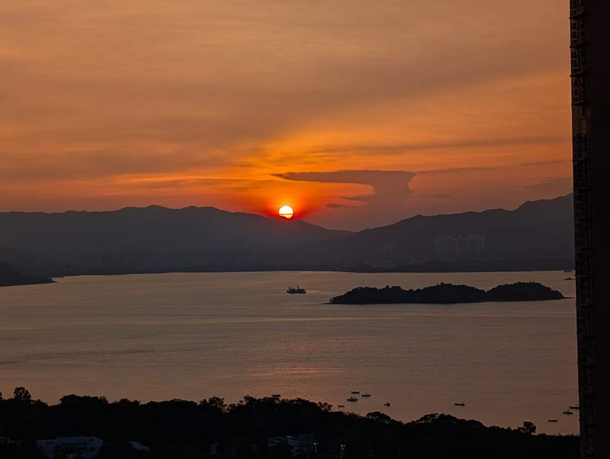 HaniZheng's tweet photo. 受台風外圍環流影響,今日酷熱但夕陽極美,窗口拍了两張就去附近的沙灘上轉轉,正巧有人在玩,悄悄拍了幾張余晖下的靚影😀 https://t.co/ZG1BN9v7NJ