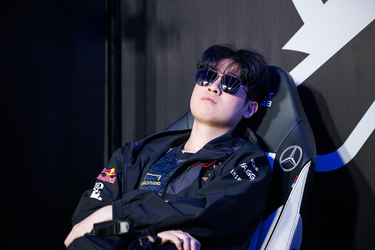 stebarana's tweet photo. @lolesports @HLEofficial He's still my toplaner https://t.co/Lx3UejlXfl