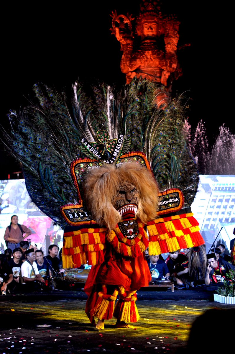 ruangantara0's tweet photo. Kagum dengan yang bawa kepala reog ini kuat banget, bukan sekedar kekuatan mistis, ternyata mereka juga latihan fisik.
Reog Ponorogo, persembahan komunitas warga ponorogo di Bali
#Reog #ReogPonorogo https://t.co/ZABBTgVPhL