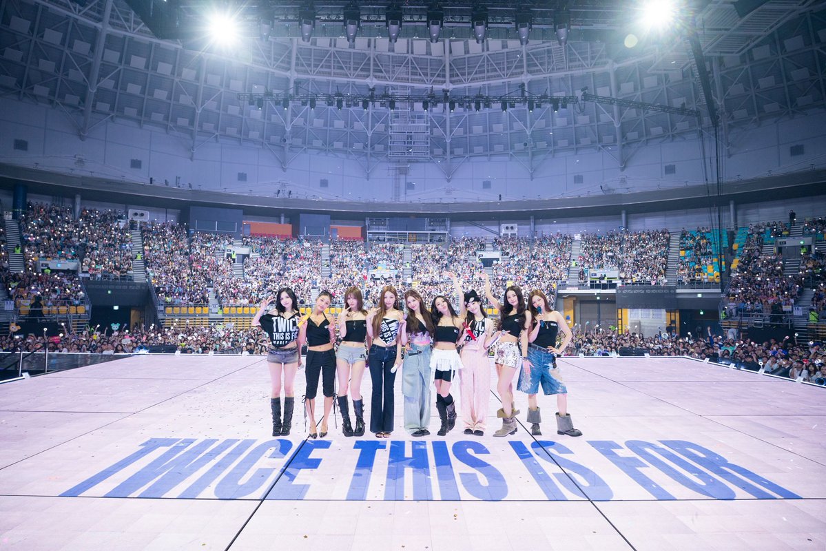JYPETWICE's tweet photo. TWICE <THIS IS FOR> WORLD TOUR FINALE IN SEOUL

사랑합니다 원스💙

#TWICE #트와이스 #THISISFOR
#TWICE_THISISFOR_WORLD_TOUR
#TWICE_THISISFOR_WORLD_TOUR_IN_SEOUL https://t.co/o3siwifrvL