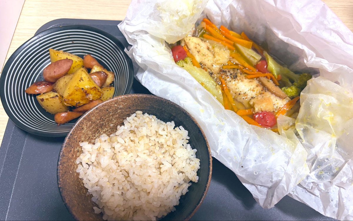 sala008145's tweet photo. 今日7/12のご飯

・アクアパッツァ
・ジャーマンポテト
・ご飯

今日はコストコで初めて買った���身魚を使ったご飯でした！事前に野菜なども合わせて冷凍していたものをそのまま蒸し焼きにしただけ👍骨もなく旨みも出て美味しかったです♪
#晩ご飯 #蒸し焼き #アクアパッツァ #ご飯好き https://t.co/7cnbXRZFCO