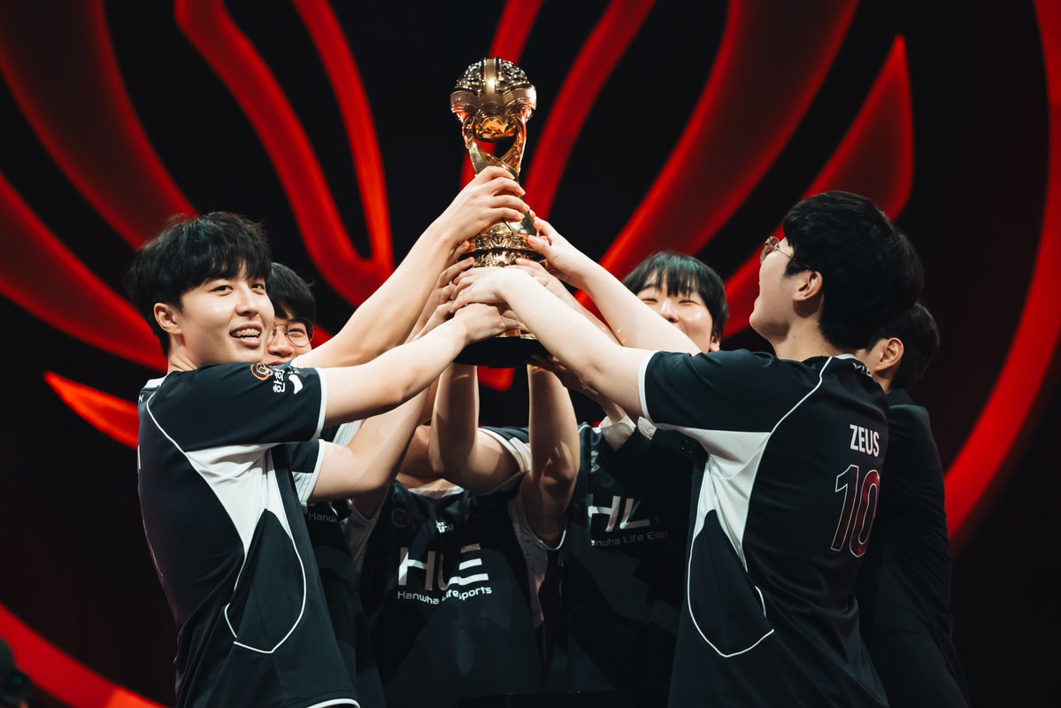lolesports's tweet photo. CHAMPIONS. https://t.co/AGxxd7em8s