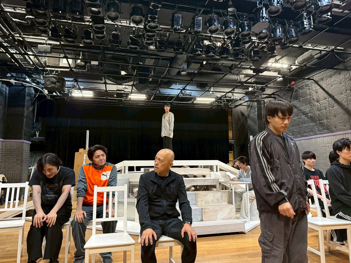 totemoichikawa's tweet photo. #黎明ロマンティック 
間もなく金曜から幕を開けます
稽古も残りわずかです
稽古風景とフライヤー、載せさせていただきます！！！！！
土台のセット利用しての稽古しておりますが、劇場入りすれば上にも色々装飾が増えますすっごい楽しみです

🎫
https://t.co/yLwPFGVbh1 https://t.co/HZ9V6xalYV
