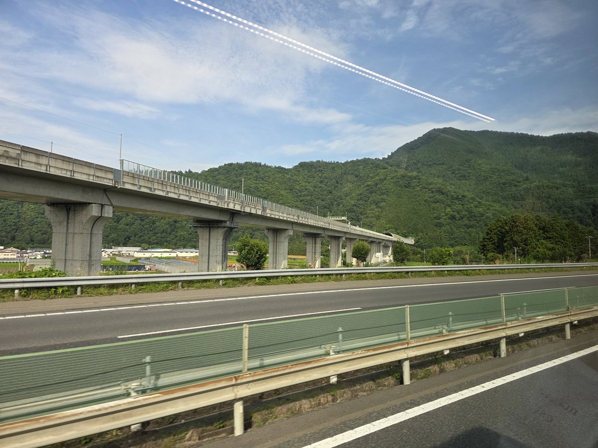1966Iijiman's tweet photo. リニア実験線と飛行機雲
意識していませんでしたが見直してみたら見事にパラレル
#���スの車窓から 
#リニア実験線
#飛行機雲
#平行線 https://t.co/OWRcuwQhlL