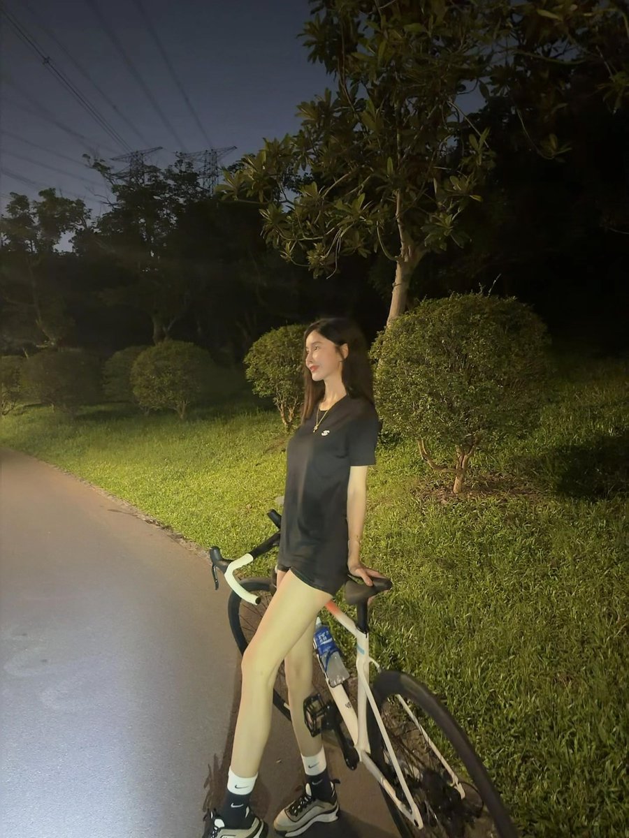LBainvel's tweet photo. 一圈夜骑下来，���水混着夜风，整个人都活过来了～  谁懂这种深夜里只属于自己的自由感？  你会陪我一起夜骑西丽湖吗？😊 #夜骑 #夜骑一圈 #深圳骑行 #骑行女孩 #晚风治愈 #西丽湖骑行 https://t.co/bF5o1c9rYN