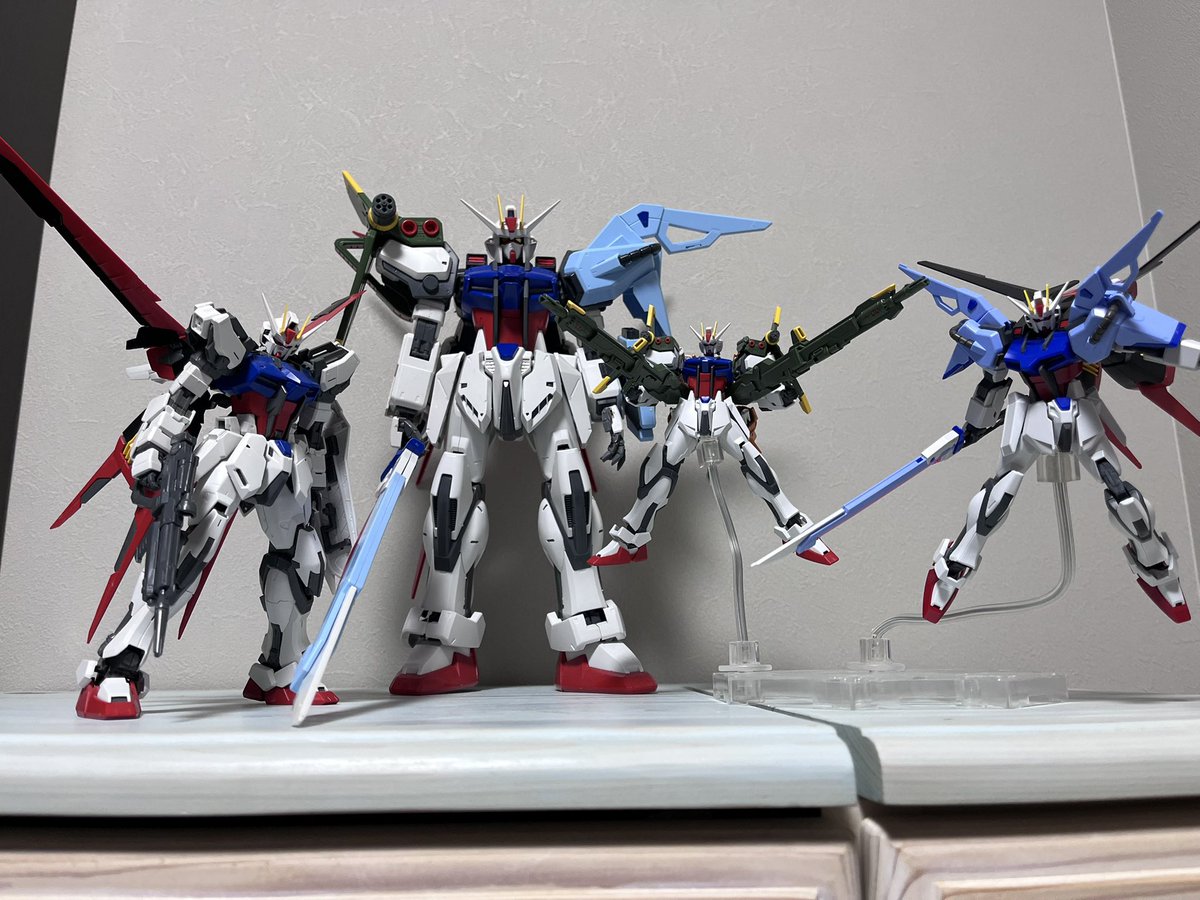 reloadroad's tweet photo. 我が家の各種ストライク。1/60は20年以上前の誕生日プレゼ��トでした。　#おまえらのSEEDを見せてくれ　#ガンダムSEED祭り https://t.co/KXTUxZAblw