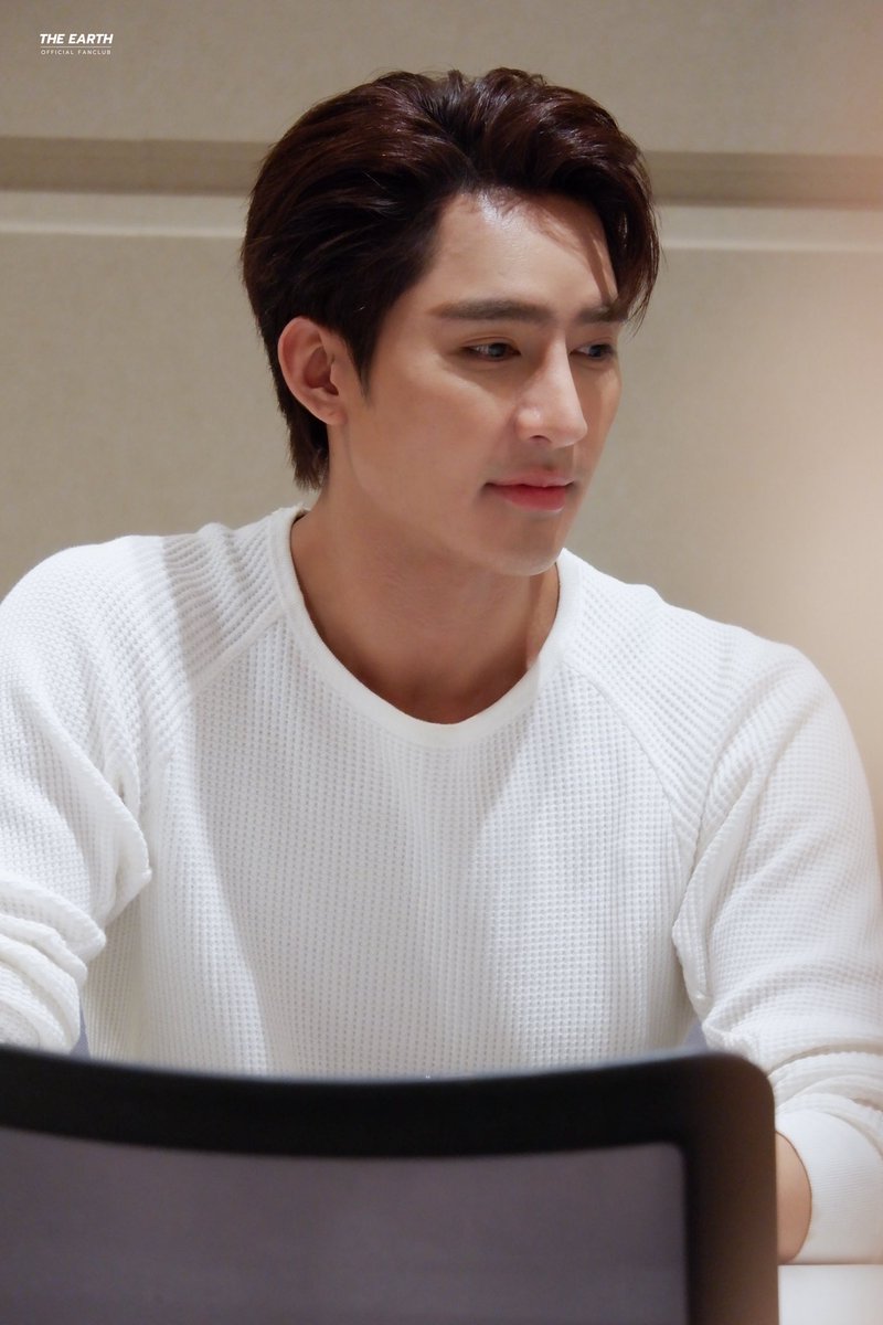 EarthOfficialFC's tweet photo. มุมหล่อนี่นา 🥰

[20260712] - EARTHMIX STW SIGN YBOOKFAIR11

#YBOOKFAIR11xEarthMix
@Earth_Pirapat #EarthPirapat https://t.co/srgS3YUMHc