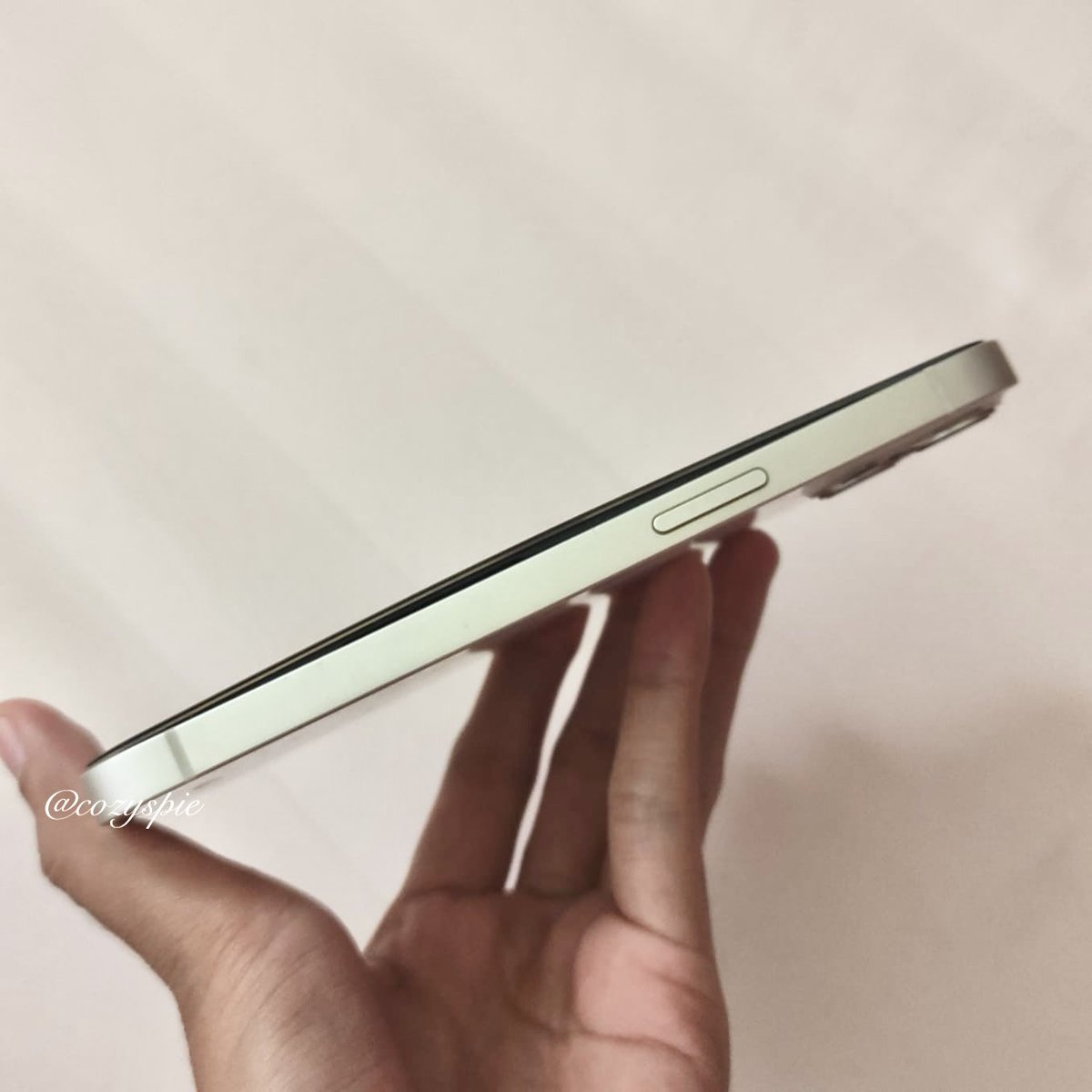 cozyspie's tweet photo. ganti baterai iphone 13 ku yang kembung itu bayar 0 rupiah alias gratis👀🤏🏻

from this                                    to this https://t.co/KXyM3Py2Yd