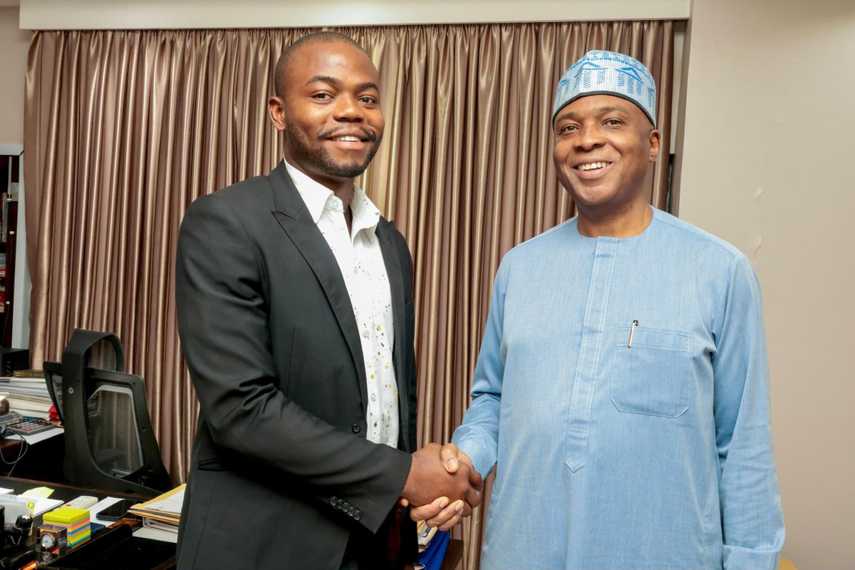 Adekunle_Isr's tweet photo. On the eve of my CTB Ceremony, I had the privilege of sharing a memorable evening over dinner with His Excellency, Dr Abubakar Bukola Saraki, CON.  I appreciate His Excellency's commitment to investing in exceptional young Nigerians. I am grateful to the @absfoundationng. https://t.co/Qhr9E90s26