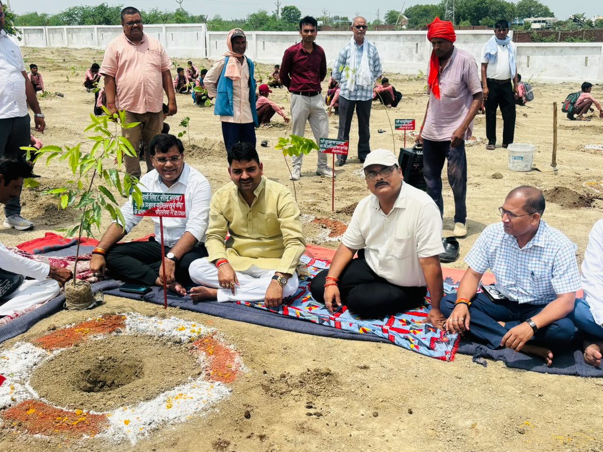 cdo_banda's tweet photo. आज राजकीय हाईस्कूल परिसर, वन ग्राम खैराडा, विकास खण्ड बड़ोखर खुर्द में वृहद वृक्षारोपण महायज्ञ 2026 अभियान के अवसर पर पौधारोपण कराया गया... @DM_Banda1  @CMOfficeUP @kpmaurya1 @UpRuralDev https://t.co/7V5HCKO6BJ