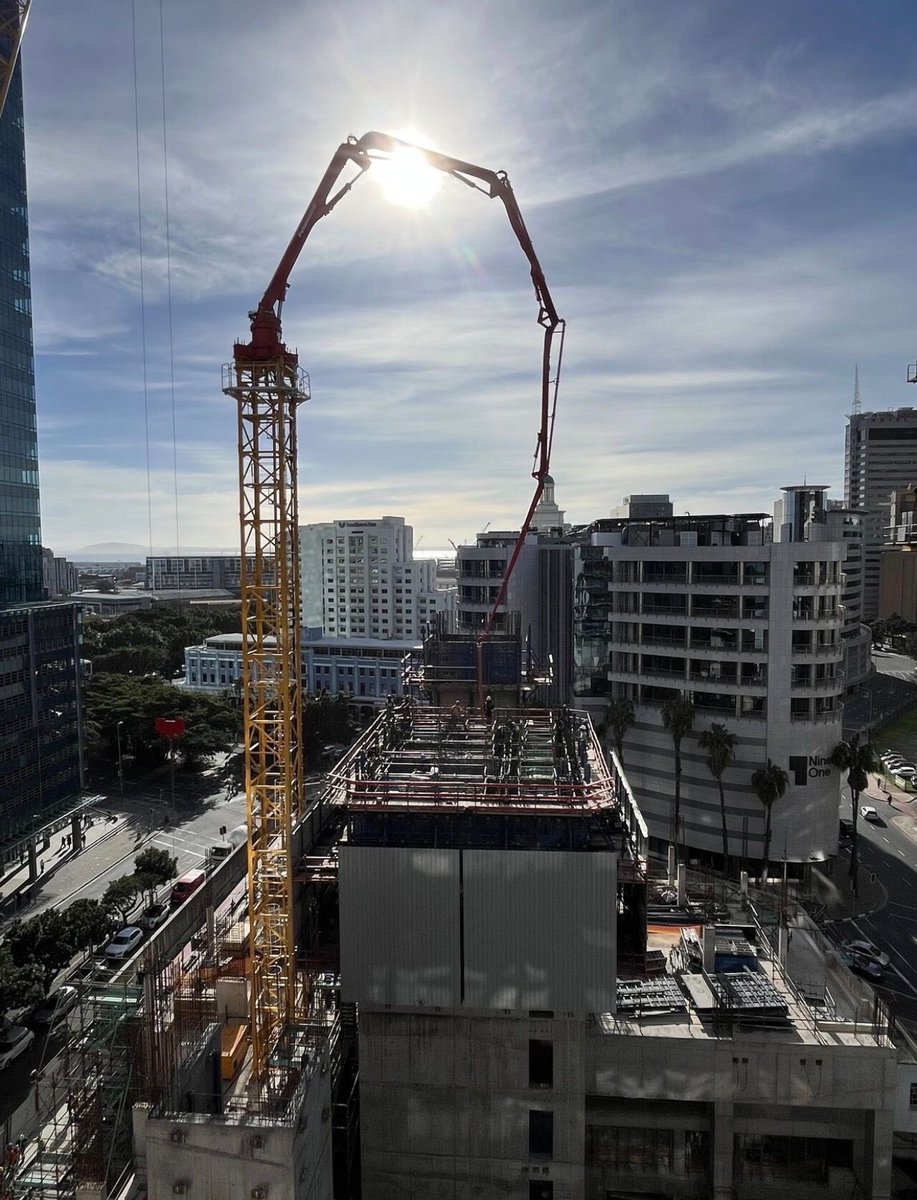 designdeputy's tweet photo. Construction is moving along on-time at the site of Cape Town’s second tallest skyscraper🏗️ 

• 505 hotel rooms
• 270 residential apartments
• 4,000m² of retail space
• A rooftop swimming pool
• Estimated height: 131m
• Total construction area: 66,000m2 https://t.co/cndRKs99FR