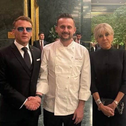 bpthaber's tweet photo. Fransa Cumhurbaşkanı Macron, NATO Ankara Zirvesi’nde görev alan şef Fatih Tutak’a Fransa’da restoran açması için teklif yaptı. (Hürriyet) https://t.co/tHYj6rAuBj