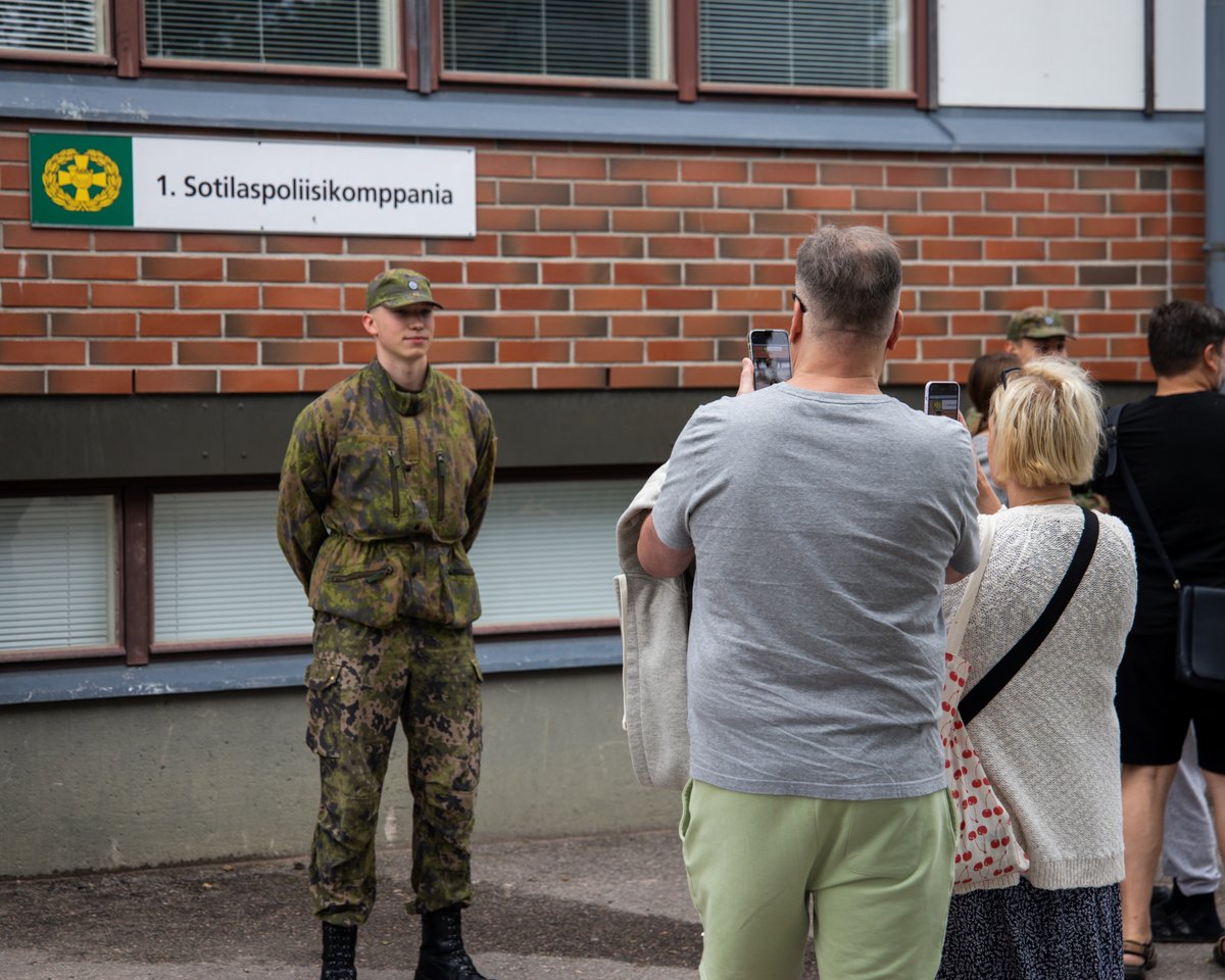 KaartinJR's tweet photo. Tänä viikonloppuna Santahaminassa on vietetty läheistenpäiviä.
Vierailun aikana läheiset pääsivät tutustumaan alokkaiden johdolla muun muassa kasarmeihin, sotilaskotiin ja puolustusvoimien kalustoon.
#kaartjr #maavoimat #varusmiespalvelus https://t.co/8FVSH7qXfi