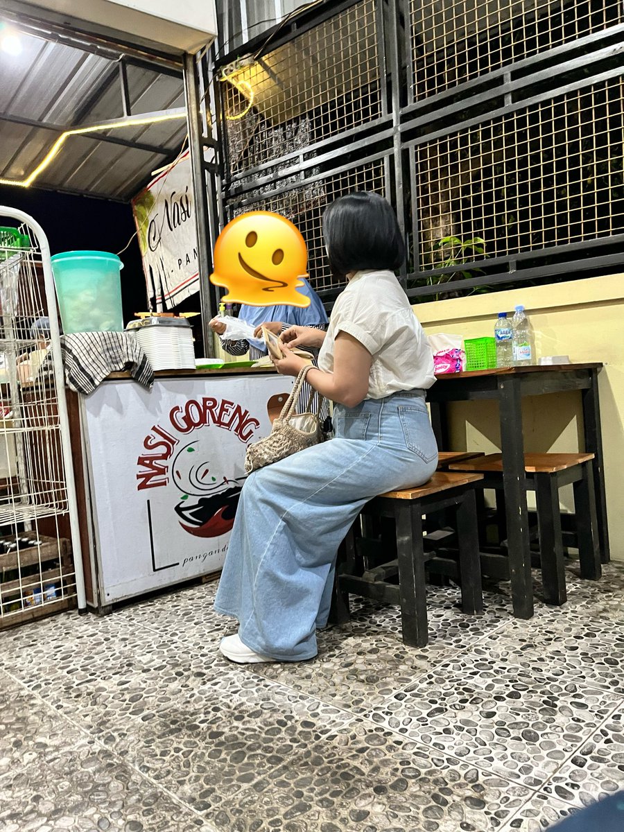 seringanawan_'s tweet photo. Si ibu kenapa senyum senyum terus ke aing bjirr,kan jadi rada rada gimana gitu ya ,iya tau saya masi muda tante tapi saya pengen sama yg muda lagi 😂😂🙌🏻 https://t.co/BltQmGeX0Q