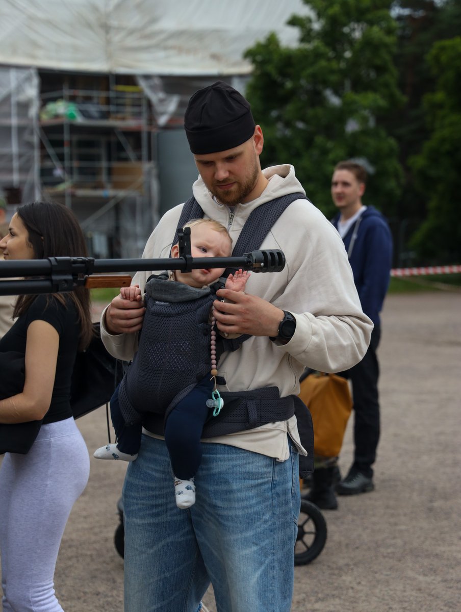 KaartinJR's tweet photo. Tänä viikonloppuna Santahaminassa on vietetty läheistenpäiviä.
Vierailun aikana läheiset pääsivät tutustumaan alokkaiden johdolla muun muassa kasarmeihin, sotilaskotiin ja puolustusvoimien kalustoon.
#kaartjr #maavoimat #varusmiespalvelus https://t.co/8FVSH7qXfi
