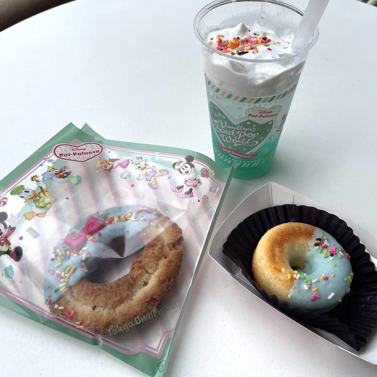 tinygar's tweet photo. ハモカラのあとのヒューイデューイルーイのグッドタイムカフェでカラフルスプレー過剰摂取
マジカルマーケットで買ったSPドーナツ、グッドタイムカフェでモバオしたスーベニア無しベイクドドーナツとドリンクを組み合わせてカワイイ～という写真を撮りたかったんだけどセンスないなァﾑｽﾞｶｼﾅｧ https://t.co/BJw5Rgi52H
